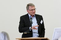 Der Synodale Rüdiger Schaarschmidt stellt den Bericht des Ausschusses für Jugend und Bildung, kirchliche Werke, Einrichtungen und Öffentlichkeitsarbeit vor.