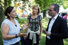 Der Niedersächsische Kultusminister Grant Hendrik Tonne im Gespräch mit Doris Voges (li.), Leiterin der Ev. Kita Heppens. Gesprächsthemen waren der Kita-Alltag, Fachkräftemangel und fehlende Ausbildungsmöglichkeiten. Foto: ELKiO/D.-M. Grötzsch