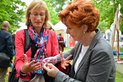 Oberlandeskirchenrätin Andrea Radtke und die niedersächsische Justizministerin Barbara Havliza bei einem Fadenspiel am Stand der konfessionellen Kindergartenarbeit. Foto: Axel Biewer