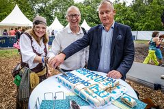 Zusammen mit Diakonin Anke Westphal und Pfarrer Frank Morgenstern schneidet Oberbürgermeister Andreas Wagner eine  Geburtstagstorte zum Stadtjubiläum an. Foto: Jens Schulze