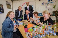 Hoher Besuch bei der evangelischen Jugend in Oldenburg: Ministerpräsident Stephan Weil (Mitte sitzend) - begleitet von dem Hannoverschen Landesbischof Ralf Meister und dem oldenburgischen Bischof Thomas Adomeit - besuchen den Stand. Foto: Jens Schul