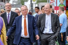 Begleitet von Bischof Thomas Adomeit (li.) und Landesbischof Ralf Meister (re.) besucht der niedersächsische Ministerpräsident Stephan Weil die Kirchenmeile. Foto: Jens Schulze