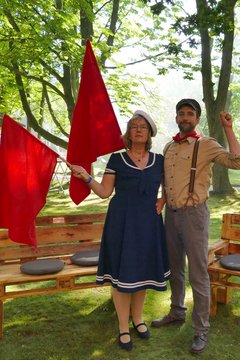 Die Matrosin Elke Henken und der Arbeiter Jarno Stiddien ziehen wie vor 100 Jahren über die Kirchenmeile und lassen die Geschichte der Stadt lebendig werden. Foto: ELKiO/H.-W. Kögel