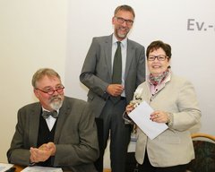 Zum Abschluss der 5. Tagung der 48. Synode der Ev.-Luth. Kirche in Oldenburg nahm Bischof Jan Janssen eine besondere Ehrung vor: Er dankte Synodenpräsidentin Sabine Blütchen für ihre 20-jährige Tätigkeit in der Synode.