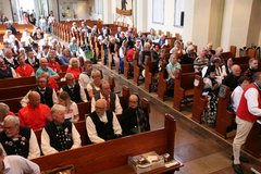 Die Leiterinnen und Leiter der Trachtengruppen versammeln sich Sonntagmittag zur letzten Besprechung vor dem grossen Ausmarsch mit 1.700 Mitwirkenden durch die Seestadt in der zentral gelegenen Kirche, an der bewusst der Umzug vorbeiführt. 