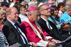 Der niedersächsische Finanzminister Reinhold Hilbers (l.) nahm zusammen mit Weihbischof Wilfried Theising und Bischof Thomas Adomeit am Gottesdienst in Wilhelmshaven teil. Foto: Axel Biewer