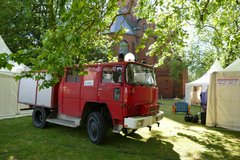 Das Feuerwehrfahrzeug "Möve" aus Wesermarsch ist das Wahrzeichen für die Pagoden der Evangelischen Jugend Oldenburg. Foto: ELKiO/H.-W. Kögel