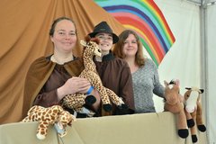 Linda Rosigkeit, Mariele Sindern und Monique Rosendahl vom Stand der konfessionellen Kindergärten in den Kulissen der Arche. Foto: Axel Biewer