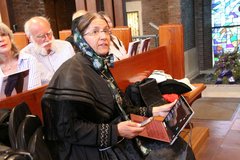 So geht heute Trachtenumzug: In traditioneller Kleidung mit Handy und Laptop. Foto: Gunnar Schulz-Achelis