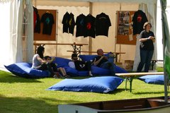 Entspannung vor dem Zelt zum Konfi-Camp in Wildflecken. Ca. 100 Konfis aus Wilhelmshaven machen sich jedes Jahr auf den Weg in die Röhn. Dort verbringen sie am Fuße des Kreuzberges neun spannende Tage. 