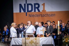 Katharina Guleikoff interviewt Gunda Wiese, Victor Stauss, Kaptänleutnant Christian Gebhardt und Arash Hosinpor. Foto: Jens Schulze