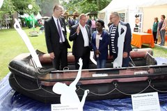 Zusammen mit dem oldenburgischen Bischof Thomas Adomeit (von li.) besteigt Innenminister Boris Pistorius ein Flüchtlingsboot auf der Kirchenmeile und sie sprechen mit Millicent Botsio aus Ghana und Kreispfarrer Christian Scheuer (re.) über Flüchtlingsr