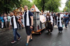 Am traditionellen Trachtenumzug nahmen die Kirchen in Niedersachsen mit einer fahrbaren Kirche teil. Foto: ELKiO/D.-M. Grötzsch