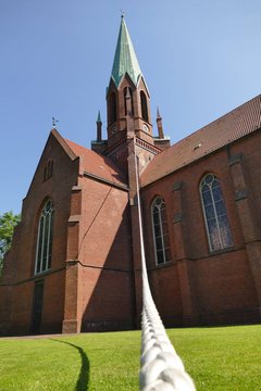 Seit einigen Wochen gibt es an der Christus- und Garnisonkirche die Kunstinstallation „Festmachen“ mit einem riesigen Seil (Tampen), dass vom Kirchturm herab unten am Boden befestigt wurde. Foto: ELKiO/H.-W. Kögel