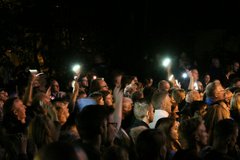 Lichtermeerstimmung unter den 700 Zuhörerinnen und Zuhörern bei dem etwas kuscheligen Song "Can't steal the music". Foto: Gunnar Schulz-Achelis