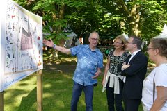 Pfarrer Frank Morgenstern stellt Oberlandeskirchenrätin Andrea Radtke, Minister Grant Hendrik Tonne und Pfarrer Sabine Spieker-Lauhöfer die Kirchenmeile vor.