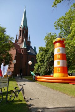 Die Christus- und Garnisonkirche mit dem zwölf Meter hohen Kletterleuchturm. Von oben lässt sich die Kirchenmeile gut überblicken. Foto: ELKiO/H.-W. Kögel