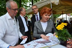 Pfarrer Frank Morgenstern informiert die niedersächsische Justizministerin Barbara Havliza über die Kirchenmeile. Foto: Axel Biewer 