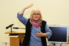 Synodale Ursula Bartels eröffnet die Synode am Samstag mit einer Andacht in Gebärdensprache