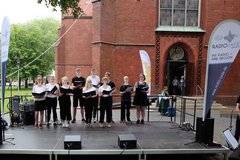 Der „Cäci Chor“ der Cäcilienschule in Wilhelmshaven auf der Bühne des Wilhelmshavener Bürgersenders „Radio Jade“ auf der Kirchenmeile. Foto: ELKiO/D.-M. Grötzsch