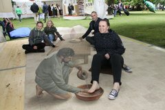 Sich von Jesus selbst ohne einen Tropfen Wasser den Fuß waschen lassen: Das geht nur auf der Kirchenmeile beim Tag der Niedersachsen. Die Allianzgemeinde in Groden schoss schon über 250 Fotos vor einem 3D-Jesus-Bild.