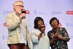 Besuch aus Ghana: Der Ökumene-Beauftragte des Kirchenkreises Friesland-Wilhelmshaven, Pastor Jörg Zimmermann, moderiert zusammen mit einer Delegation aus Ghana auf der Radio-Bühne von Antenne Niedersachsen. Foto: Axel Biewer 