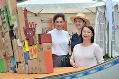 Mary Drezewski, Lena Köhler und Dinh-Paesler von der katholischen Gemeinde St. Willehard regen zum "upcycling" an. Foto: Axel Biewer