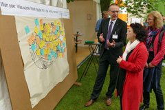 Bischof Thomas Adomeit stellt der niedersächsischen Sozialministerin Dr. Carola Reimann und Oberlandeskirchenrätin Andrea Radtke die Arbeit der konfessionellen Kindergärten vor. <i>Foto: ELKiO/H.-W. Kögel</i>