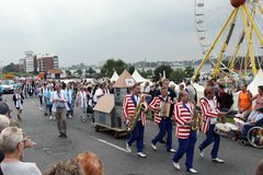 Die Band Streetlife führt die Gruppe der 70 Kirchenmitarbeitenden beim traditionellen Trachtenumzug beim Tag der Niedersachsen an. Die Zuschauenden am Rande zeigen sich begeistert, singen und tanzen mit. Foto: Gunnar Schulz-Achelis