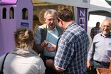 Günter Budde überreicht Segenssprüche an die Besucherinnen und Besucher.