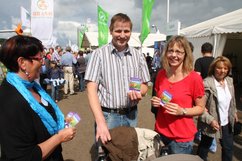 Die Samentütchen der Kirchen bieten die Gelegenheit für ein kurzes Gespräch.<br>