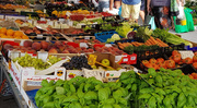 Marktstand mit Obst und Gemüse