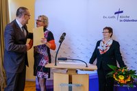 Überreichung der Ernennungsurkunde durch Oberkirchenrätin Dr. Susanne Teichmanis.