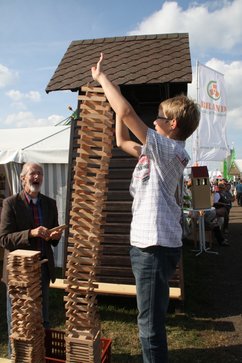 aber die Höhe des Glockenturm wird dann doch knapp verfehlt. <i>Fotos: Hans-Werner Kögel (36)/ Michael Eberstein (2))</i><br>