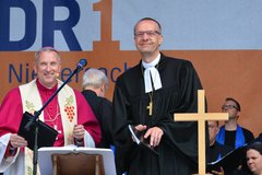 Den ökumenischen Gottesdienst feiern Weihbischof Wilfried Theising und Bischof Thomas Adomeit gemeinsam. Foto: Axel Biewer