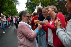 Jung und Alt freuen sich über die Aktion mit den Segensbändchen. Foto: Axel Biewer