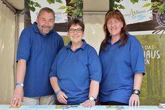 Hans-Joachim Schillberg, Manuela Meyer und Anke Peinemann präsentieren das Blockhaus Ahlhorn auf der Kirchenmeile. Foto: Axel Biewer