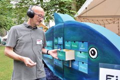 Pastor Matthias Hempel, Beauftragter der Evangelisch-Lutherischen Kirche in Oldenburg für Konfirmandenzeit zeigt das Innenleben des „KonFisches“: „Konfi-Hits“ locken zum Reinhören. Foto: Axel Biewer