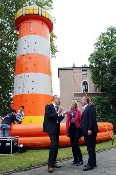 Bestaunen den zwölf Meter hohen Kletterleuchturm auf der Kirchenmeile (von li. nach re.): Bischof Thomas Adomeit, Oberlandeskirchenrätin Andrea Radtke und Innenminister Boris Pistorius. Foto: ELKiO/D.-M. Grötzsch