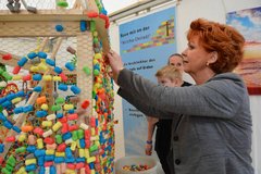 Am Stand der Neuapostolischen Kirche Wilhelmshaven baut die niedersächsische Justizministerin Barbara Havliza an der gemeinsamen Gestaltung eines "himmlischen Bauwerkes" mit. Foto: Axel Biewer 