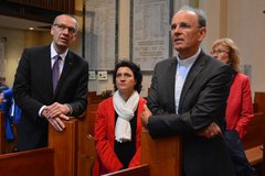 Über die Geschichte der Christus- und Garnisonkirche informiert Bischof Thomas Adomeit die niedersächsische Sozialministerin Dr. Carola Reimann und den hannoverschen Landesbischof Ralf Meister. Foto: Axel Biewer