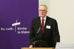 Der Synodale Dr. Ivo Joswig bringt Stellungnahme des Rechts- und Verfassungsausschusses ein.