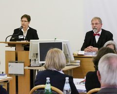 Synodenpräsidentin Sabine Blütchen informiert die Synodalen über den Amtsverzicht von Bischof Jan Janssen.