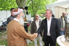 Innenminister Boris Pistorius besucht auch den Stand der Jesiden auf der Kirchenmeile, die sich sichtlich wohl auf dem Fest fühlen. Hier begrüßt der Minister Fersan Agirman. Foto: Gunnar Schulz-Achelis