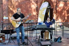 Auf der Bühne des Wilhelmshavener Bürgersenders „Radio Jade“ präsentieren Popkantorin Karola Schmelz-Höpfner und Christian Höpfner ein Beatles Medley. Foto: ELKiO/D.-M. Grötzsch