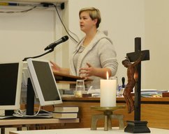 Die Jugendsynodale Stefanie kleine Kruthaup hielt die Andacht am Freitag. Alle Fotos: D.-M. Grötzsch