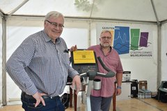 Zum 150. Stadtgeburtstag stellen Pfarrer Klaus Lemke-Paetznick und Michael de Vries den Stadtpilgerweg des Kirchenkreises Friesland-Wilhelmshaven vor. 