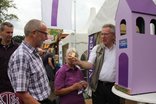 Günter Budde (rechts) übergibt den gezogenen Segensspruch.